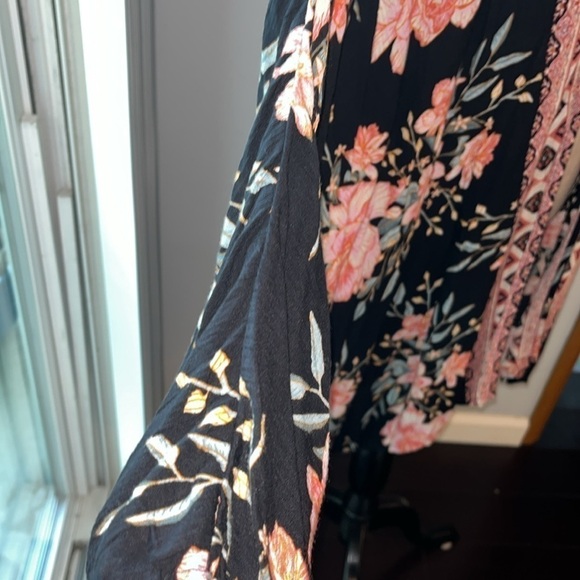 Billabong Kimono Open Front Cardigan Black W/ Pink Floral Women’s Size S/M - Picture 3 of 6